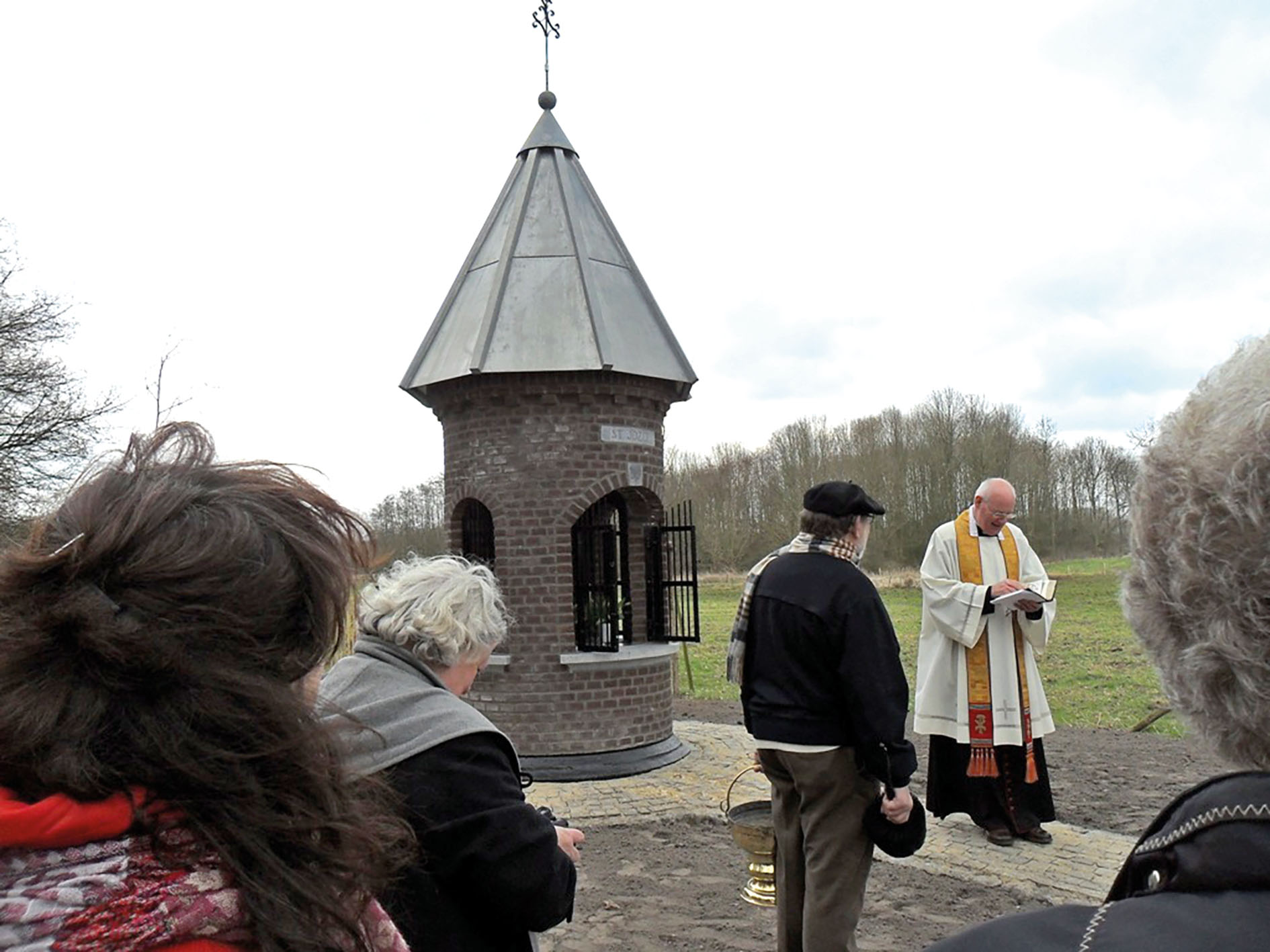 Inzegening van de St.-Jozefkapel, de laatste ‘aanwinst’: gebouwd als leerproject op de Gildeopleidingen in Roermond en daarna op een dieplader naar Thorn vervoerd.